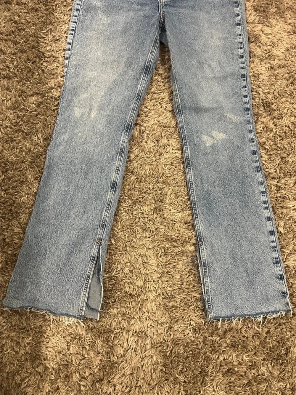 Zara Light Wash Flare Jeans in Faded Blue - Picture 4 of 6